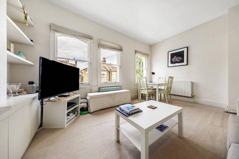 2 bedroom flat to rent, Belleville Road, Between the Commons, London, SW11