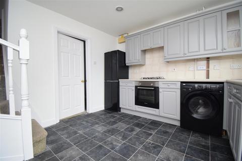 2 bedroom semi-detached house to rent, Martingale Drive, Leeds LS10