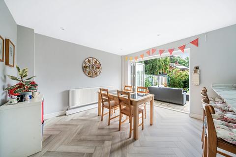 25 Crofton Close, Ottershaw, Chertsey, KT16 0LR