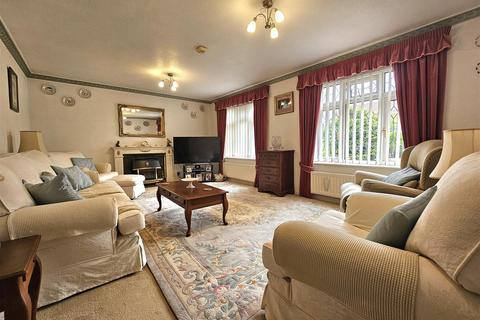 23 Barnfield Drive, Solihull, B92 0QB