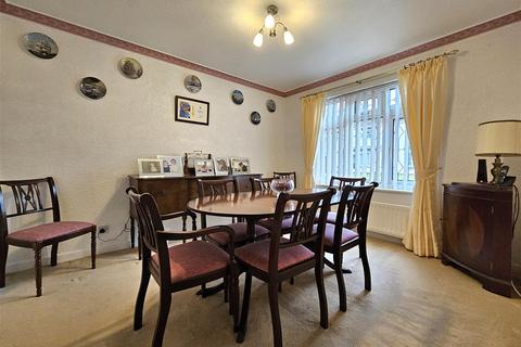 23 Barnfield Drive, Solihull, B92 0QB