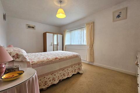 23 Barnfield Drive, Solihull, B92 0QB