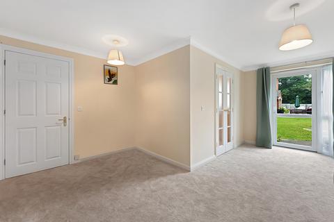 1 bedroom apartment for sale, Laburnum Court, Uxbridge, Middlesex UB8