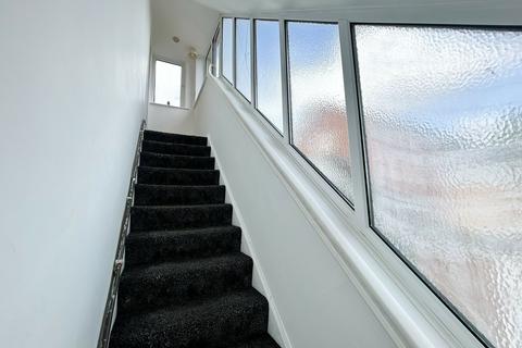 3 bedroom flat to rent, 3 Bedroom Flat To Let - HP11