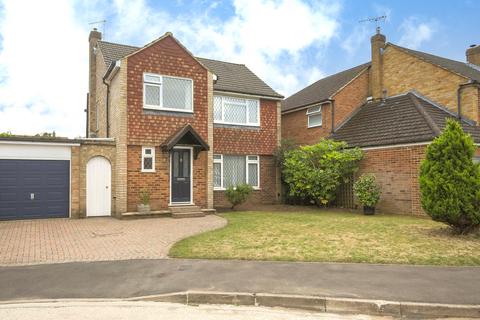 3 bedroom detached house to rent, Godley Road, West Byfleet KT14