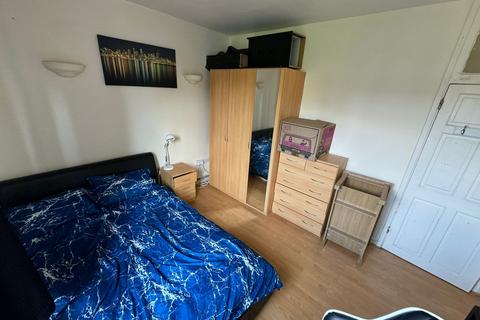 4 bedroom flat to rent, Vauxhall Street, London SE11