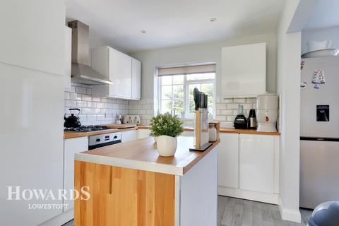11 Bucknam Close, Kessingland, Lowestoft, NR33 7NX