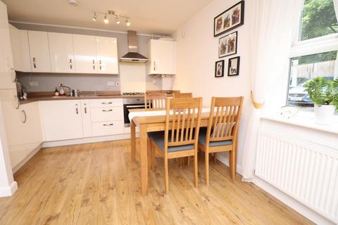 2 bedroom flat to rent, Edward Close, Pudsey, West Yorkshire, UK, LS28