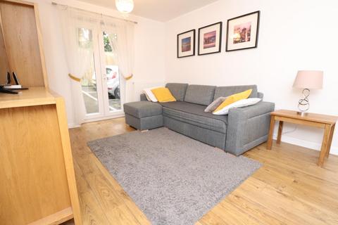 2 bedroom flat to rent, Edward Close, Pudsey, West Yorkshire, UK, LS28