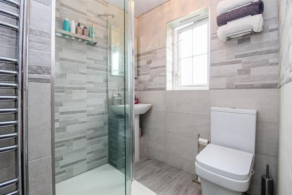 En suite shower room/w.c.