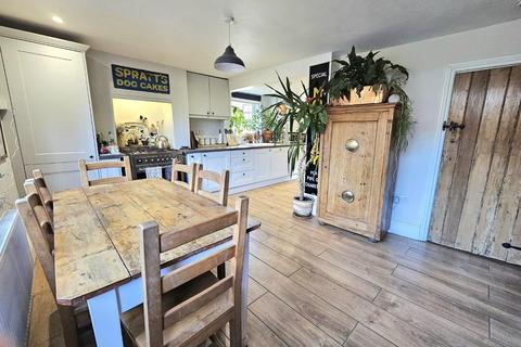 1 Coombe Road, Wotton-under-edge, GL12 7LU