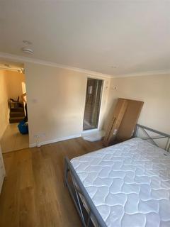 Studio to rent, West End Lane, London