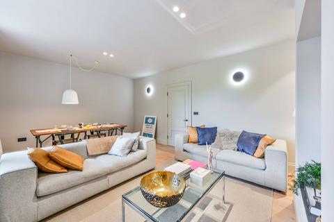 3 bedroom flat for sale, Grayshott Road, Battersea, London, SW11