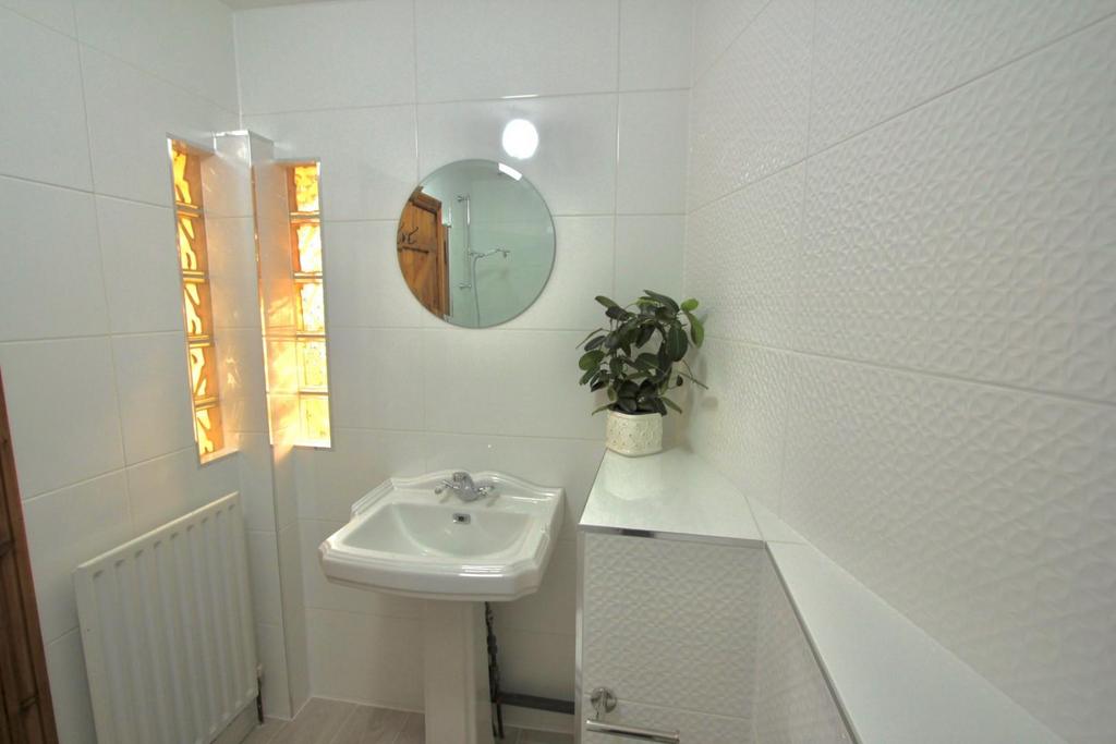 Bathroom 1.jpg