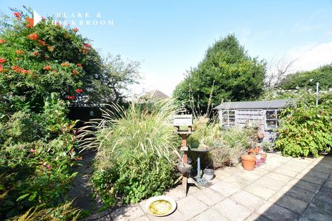 3 bedroom chalet for sale, Hazelmere Road, Holland-on-Sea