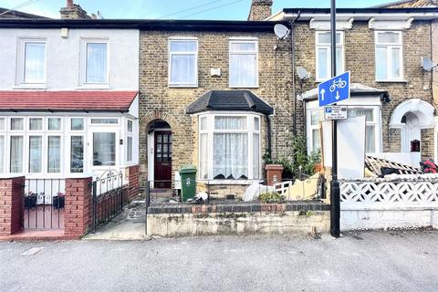 3 bedroom terraced house for sale, Claremont Road, London E17