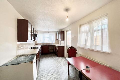 3 bedroom terraced house for sale, Claremont Road, London E17