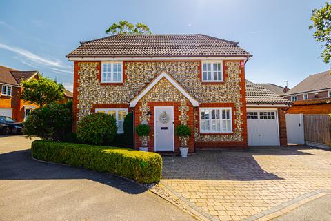 4 bedroom detached house for sale, Tamarisk, Benfleet, SS7