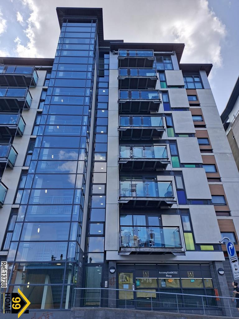 Apartment in Leeds, West Yorkshire - View 2