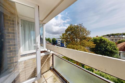 2 bedroom flat to rent, York Avenue, Hove, BN3