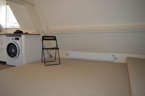 Studio to rent, High Street, Highworth