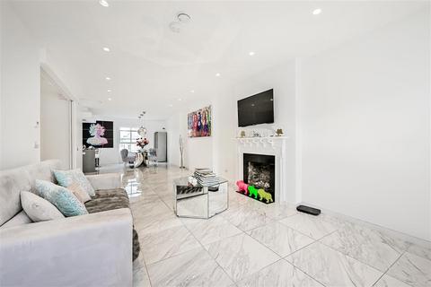 3 bedroom flat to rent, Queen's Gate, SW7