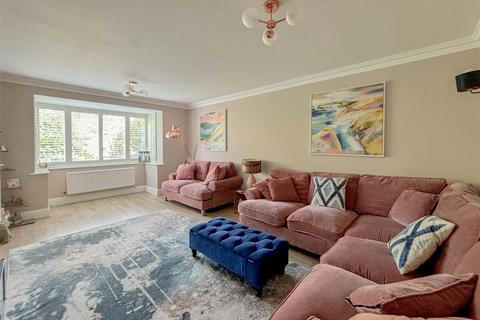 32 Bouvel Drive, Burnham-on-crouch, CM0 8TW