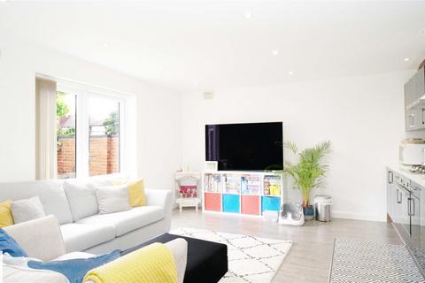 2 bedroom flat to rent, Burns Way, Hounslow TW5