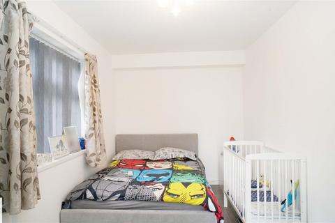 2 bedroom flat to rent, Burns Way, Hounslow TW5