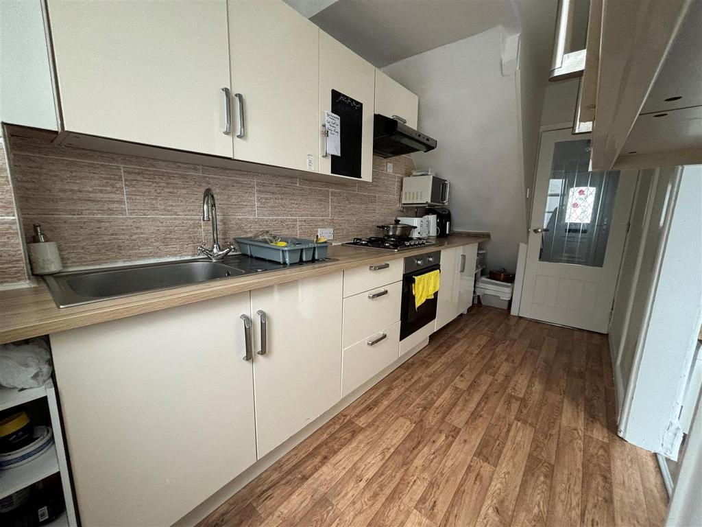 Kitchen 1.jpg