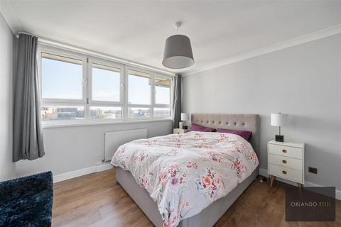 2 bedroom property for sale, Grantham Road, London