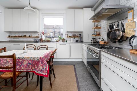 3 bedroom apartment for sale, Sandringham Road, London E8