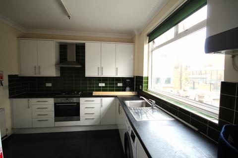 3 bedroom flat to rent, Brent Street, Hendon, London NW4