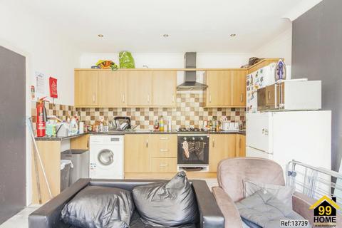 4 bedroom flat to rent, Kings Avenue, London, Lambeth, SW12