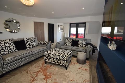 2 bedroom apartment for sale, South Quays, Long Row, South Shields