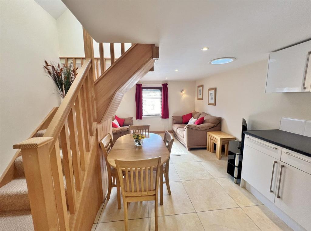 Dining area to lunge
