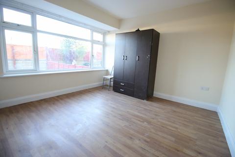 6 bedroom terraced house to rent, Staines Road, FELTHAM, Greater London, TW14