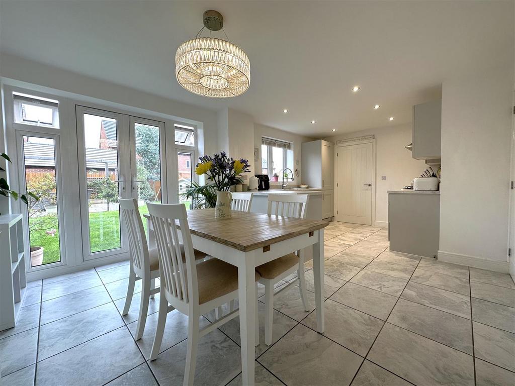 Superb OPEN-PLAN Dining Kitchen 445