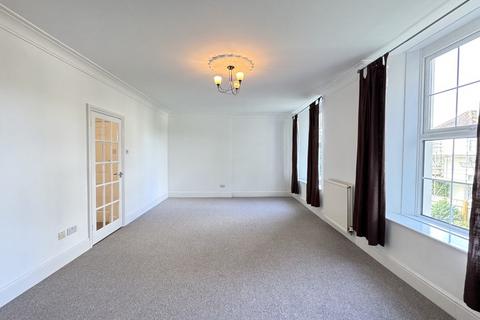 2 bedroom apartment to rent, Flat 11 Edgcumbe Court