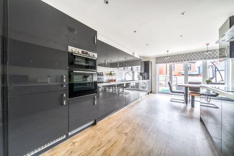 36 Dart Avenue, Exeter, EX2 7FX
