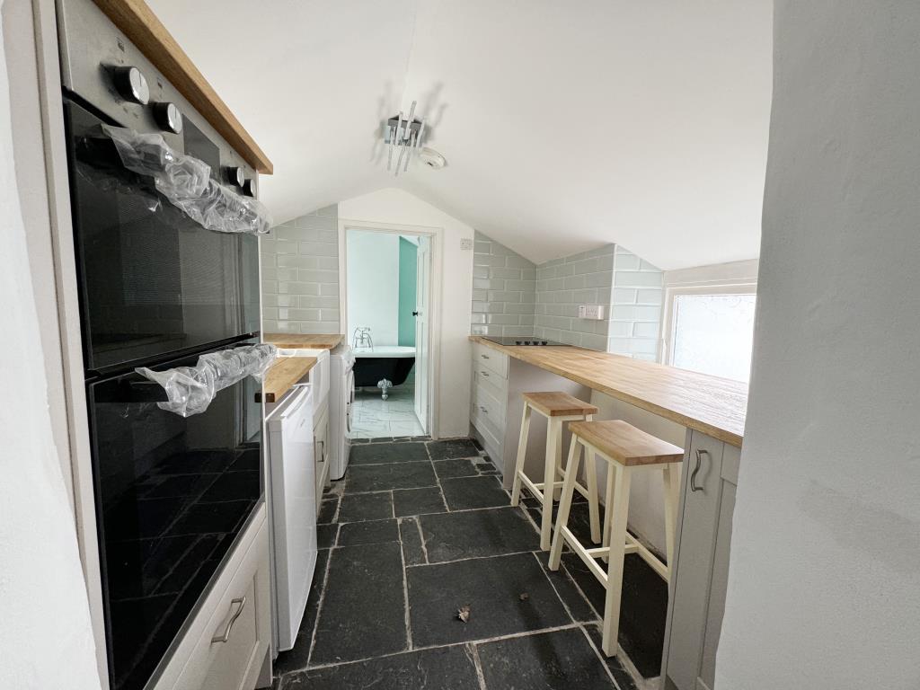 Kitchen with breakfast bar