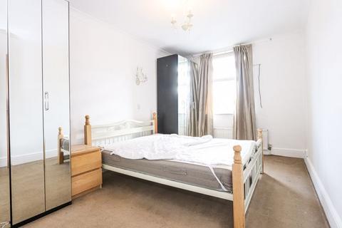 4 bedroom terraced house to rent, Convair Walk, Northolt