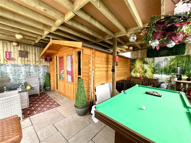 Garden bar &amp; games room