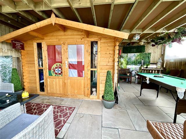 Garden bar &amp; games room