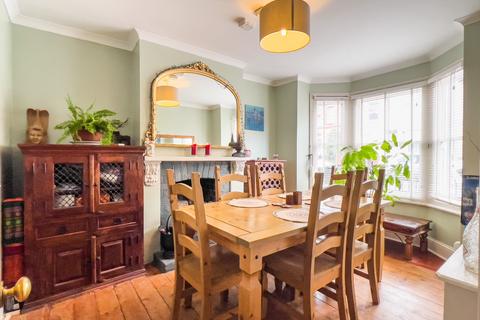 162 Elgar Road, Reading, RG2 0BN