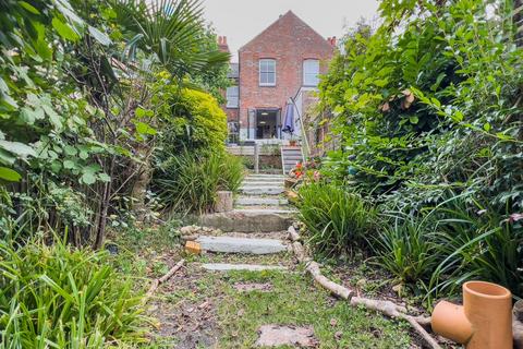 162 Elgar Road, Reading, RG2 0BN