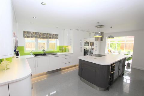 4 bedroom detached house for sale, Hustlings Drive, Eastchurch, Sheerness