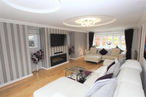 4 bedroom detached house for sale, Hustlings Drive, Eastchurch, Sheerness