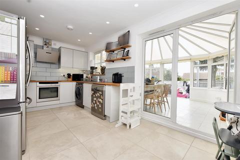 10 Eden Close, Stone Cross, Pevensey, BN24 5EX