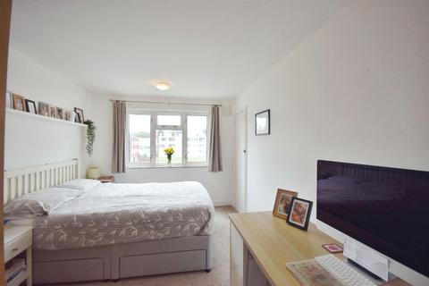 2 bedroom flat for sale, Field Lane, Brentford